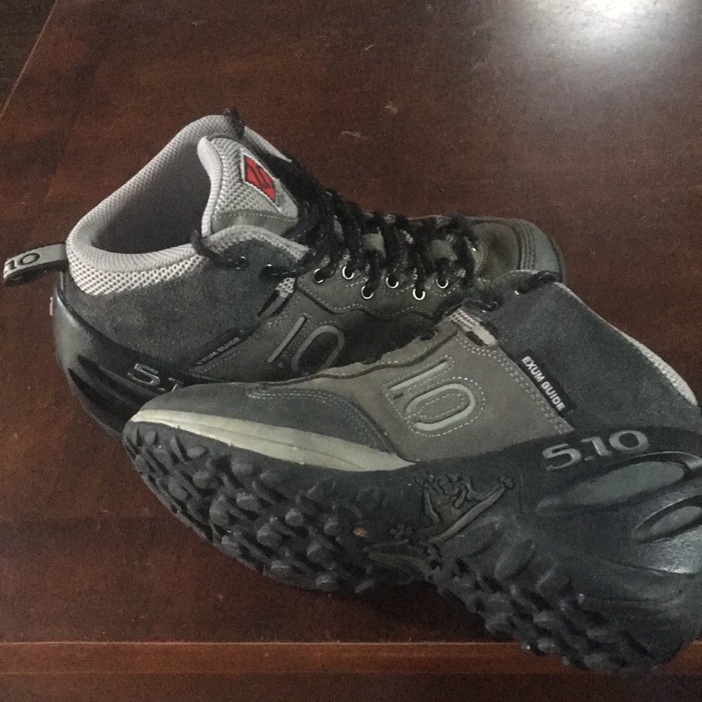 5-10 hiking boots above the ankle